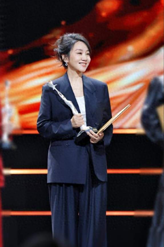 闫妮再获金鹰奖提名，55岁常住西安，离婚22年为何从不提前夫？