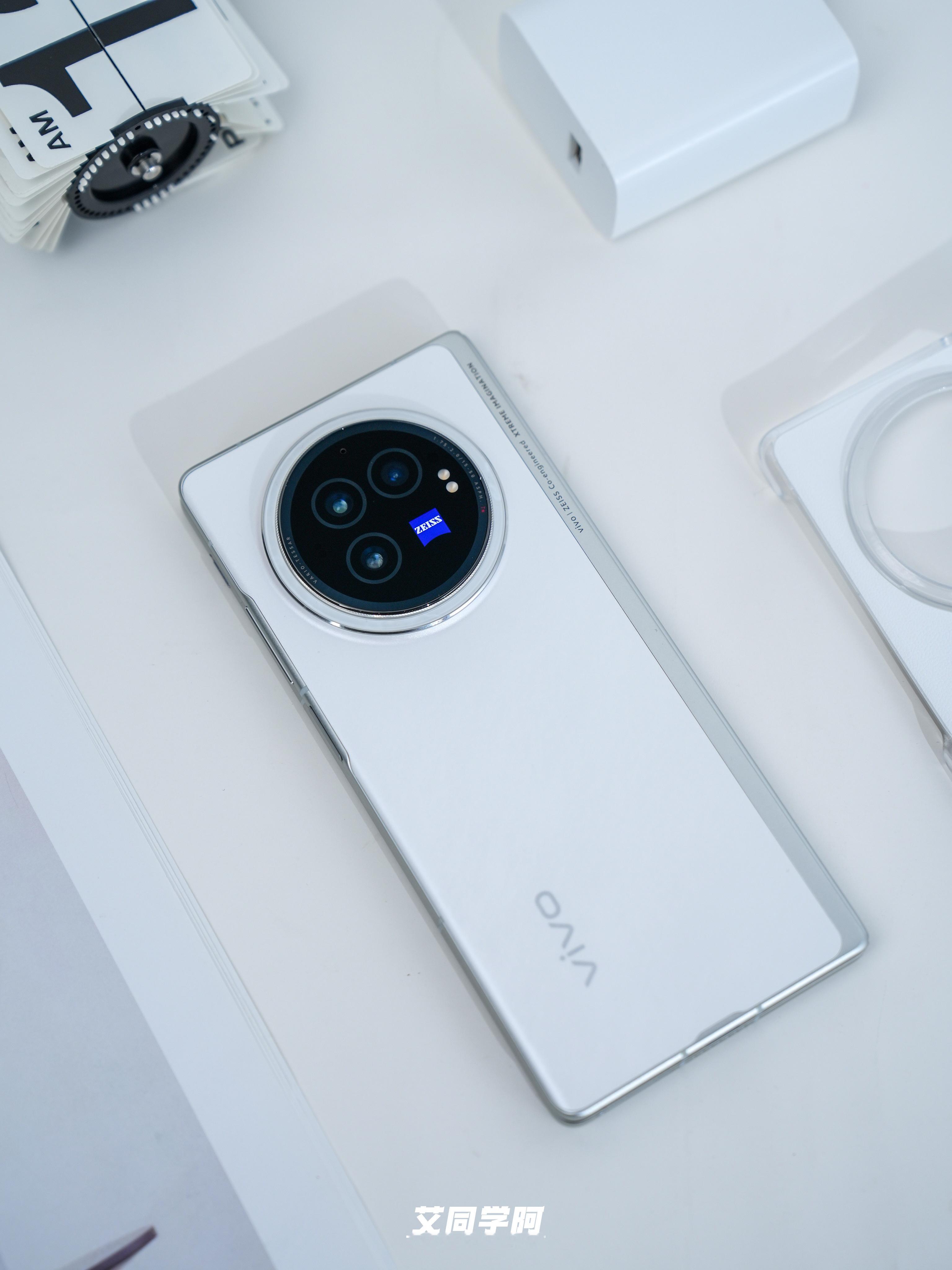 「这么轻，还那么强」vivo X Fold3 轻羽白这次vivo X Fold3