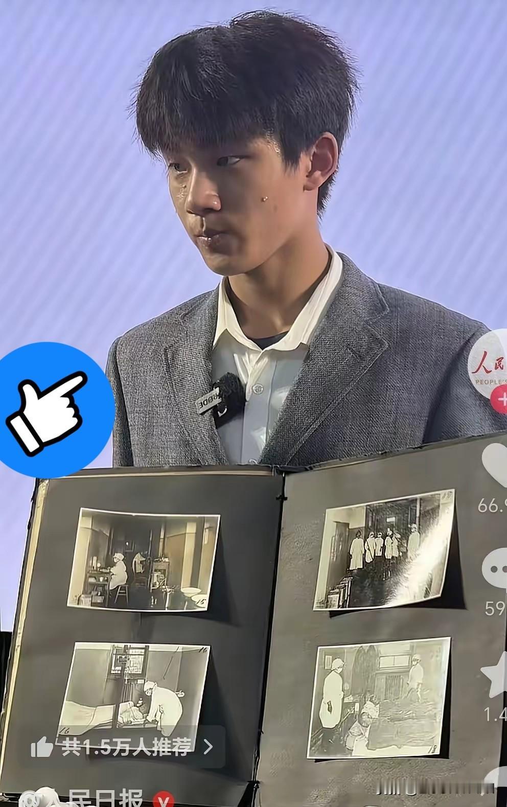 就在刚刚
这位十五岁学生火了🔥
这样的举动让学生们佩服得五体投地，大家在网络上