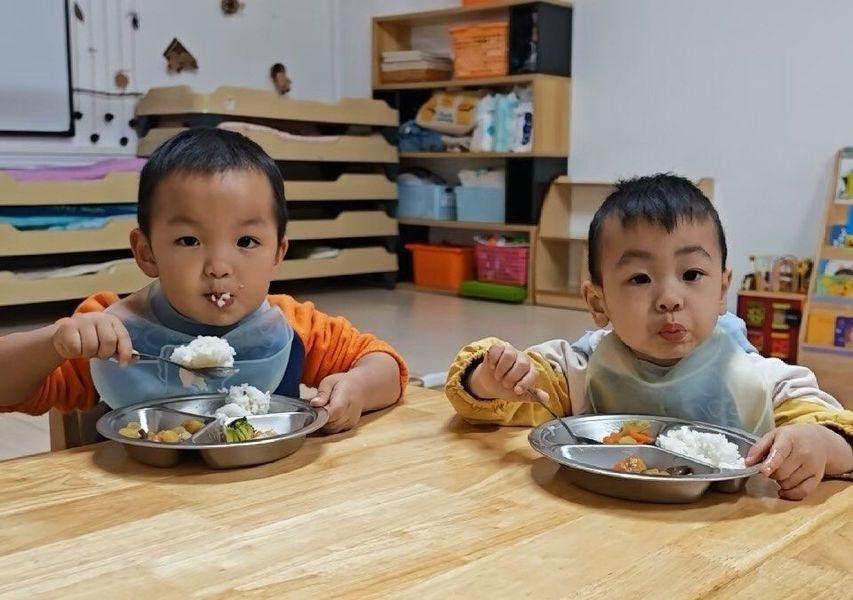 吃饭饭，香香哒！
📍深圳 宝乐国际托育园
可爱的小吃货 早教托育日托 早教托班