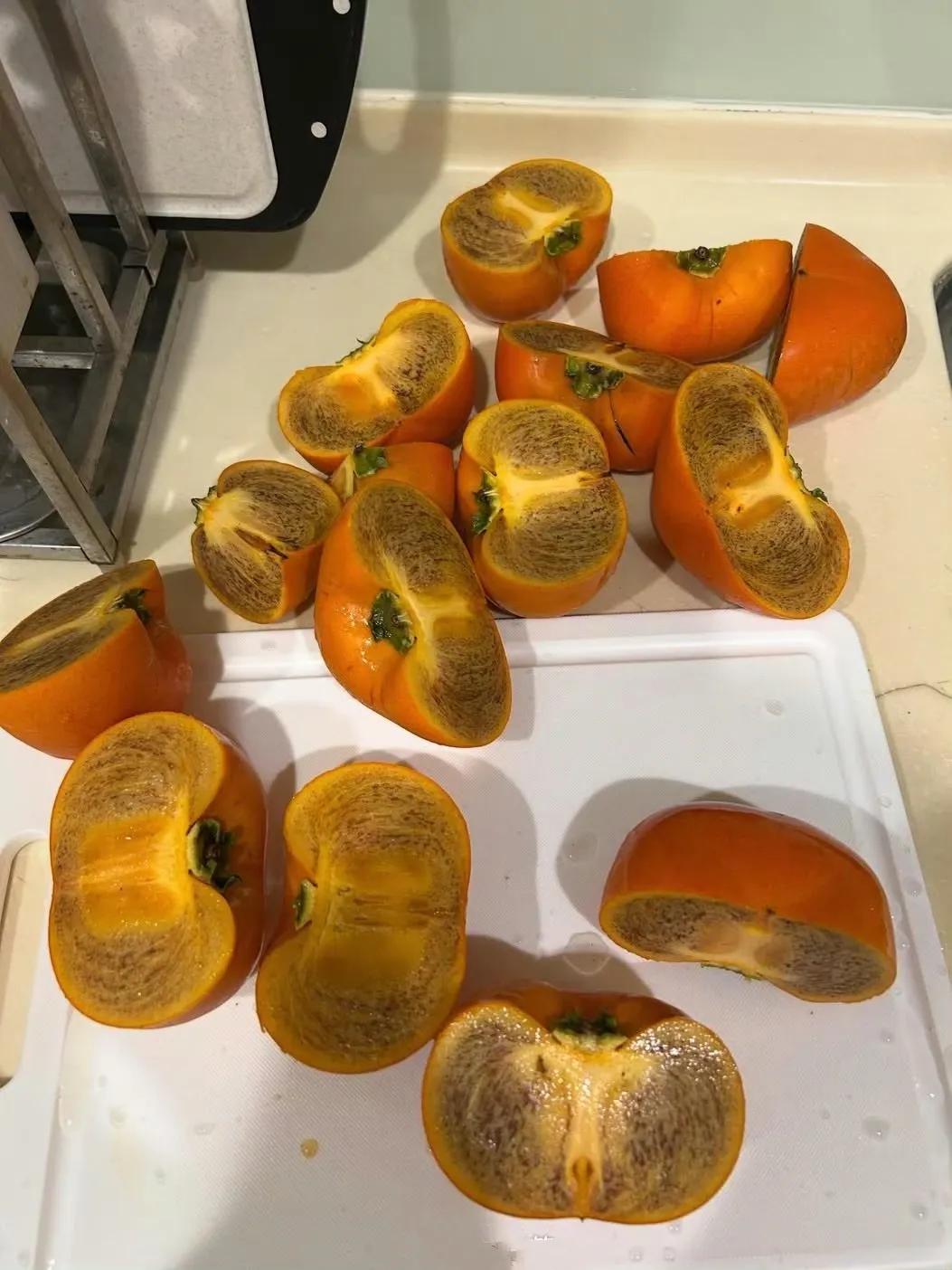 送的柿子切开都这样，还以为坏的，直接丢了。后来才知道是黑芝麻柿[笑哭]…