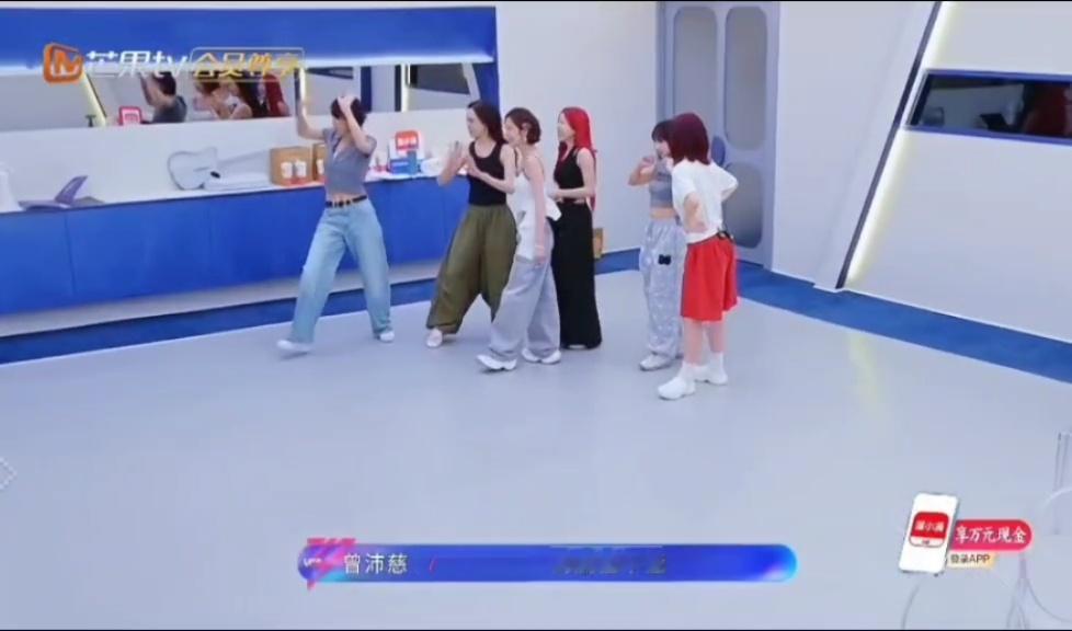老慈都能教人舞蹈动作了，这趟不白来啊不白框框练~ 