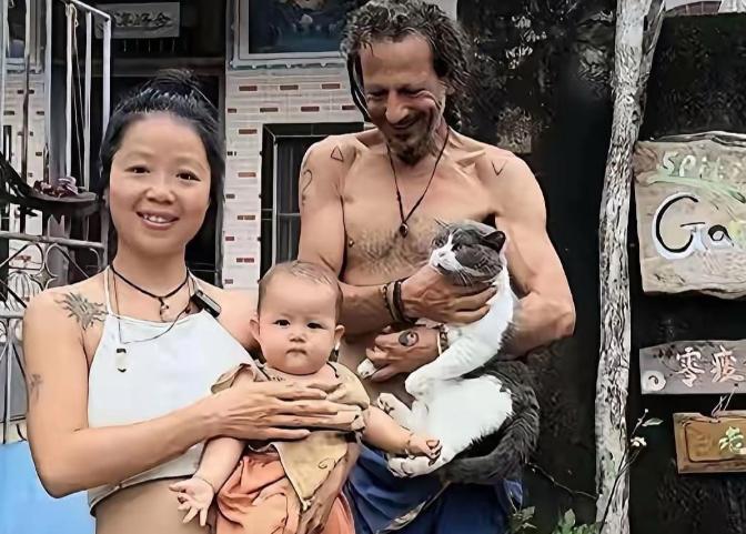 福建女孩林娜，在清迈旅行时偶遇一位希腊男人，两人一见钟情，火速闪婚。婚后，他们既