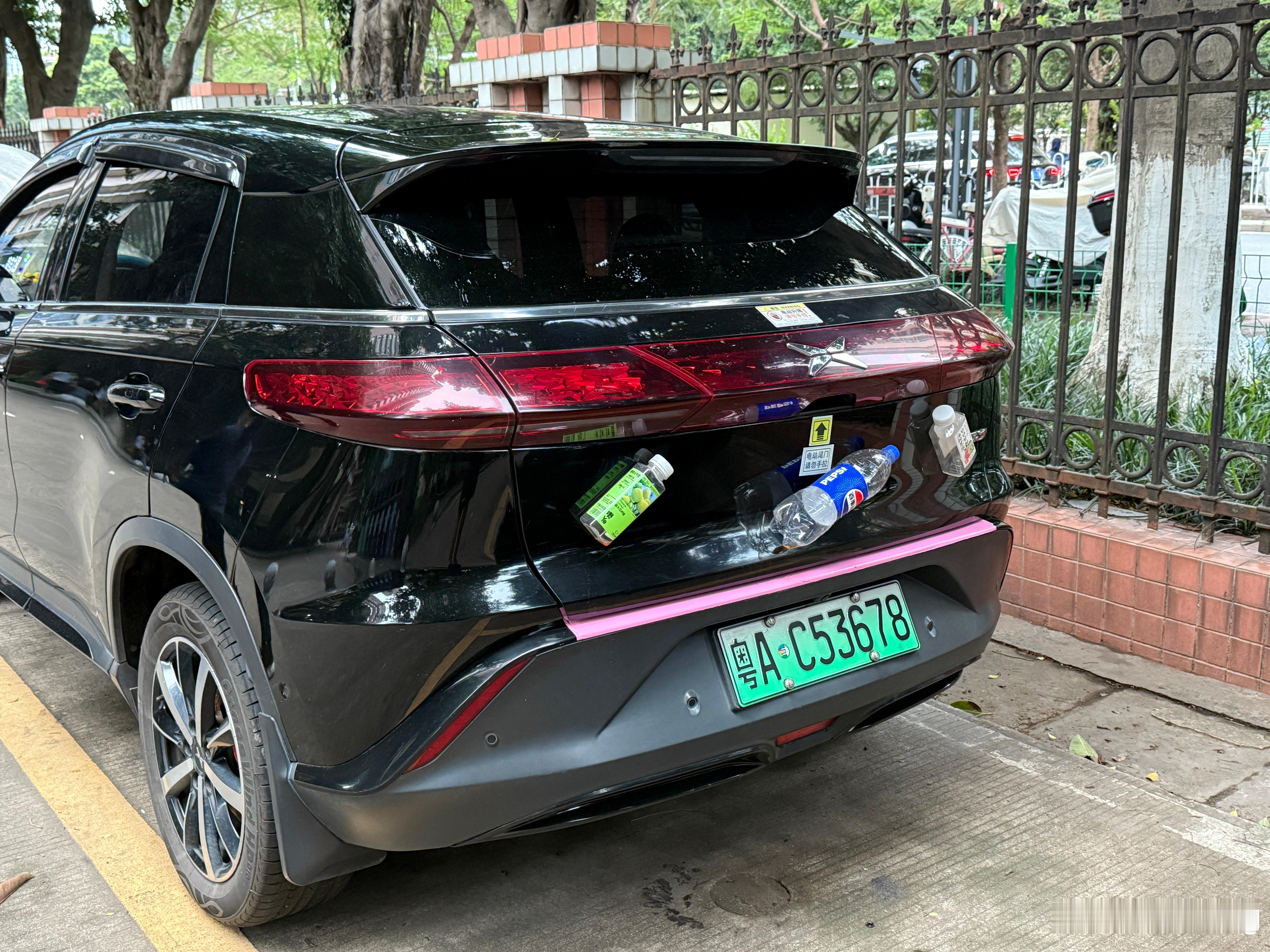 搞不明白把饮料瓶贴在车尾作用是什么，属实无法理解，有人知道吗？ ​​​