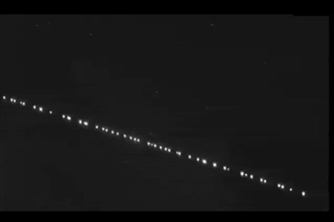 马斯克的星链目前已经有了1万颗在太空上，而且还计划再发射7500颗。一个企业把太