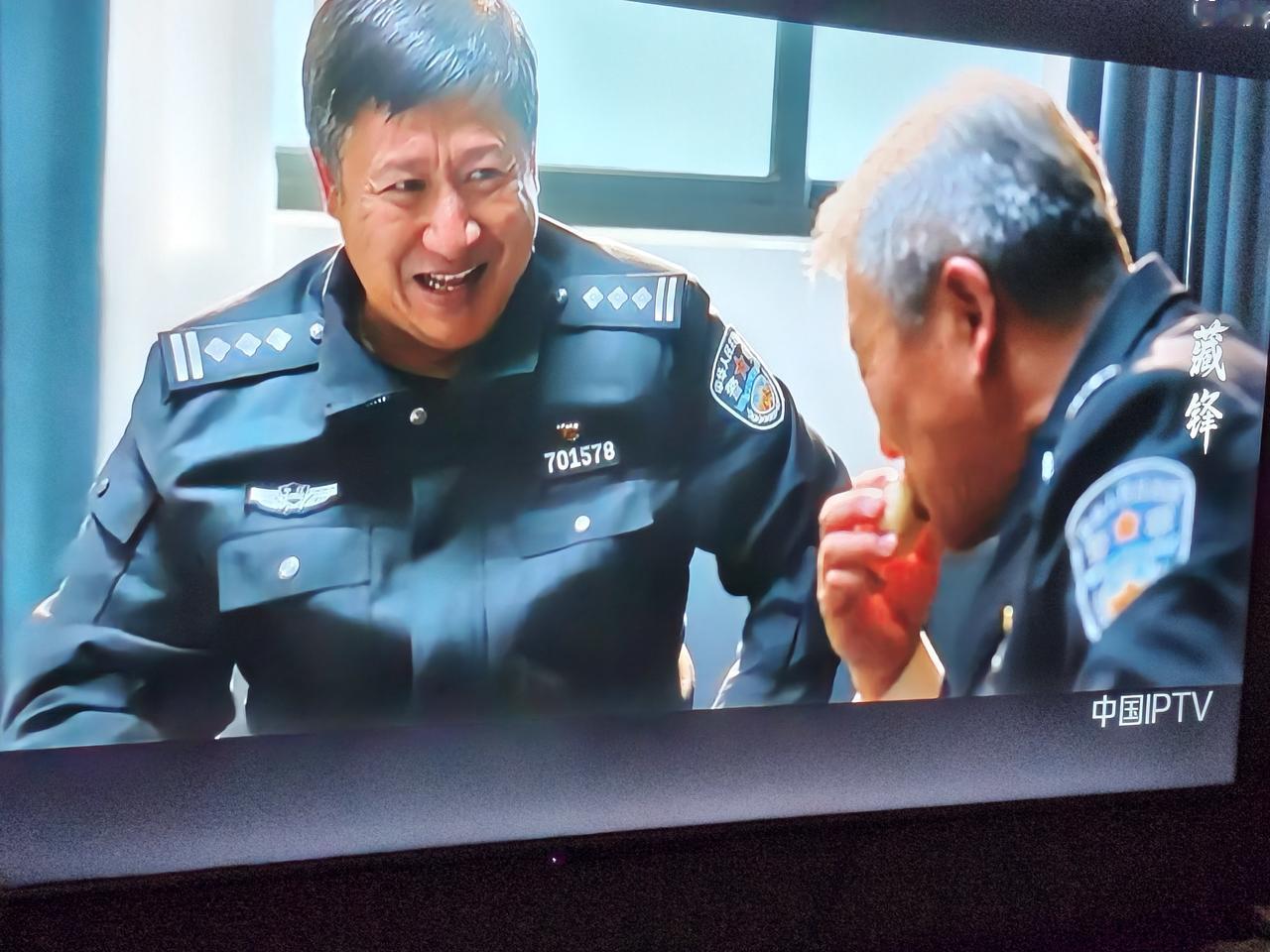 《藏锋》郭局长又吃上包子了。这次不是谭彦送的，是宣传处长老赵的老婆包的。老赵也不