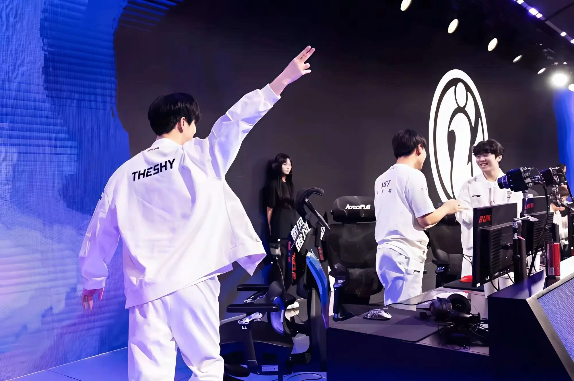 理性分析！LPL转会观察：年轻化是出路，Uzi复出应选择“两老带三新”的EDG近