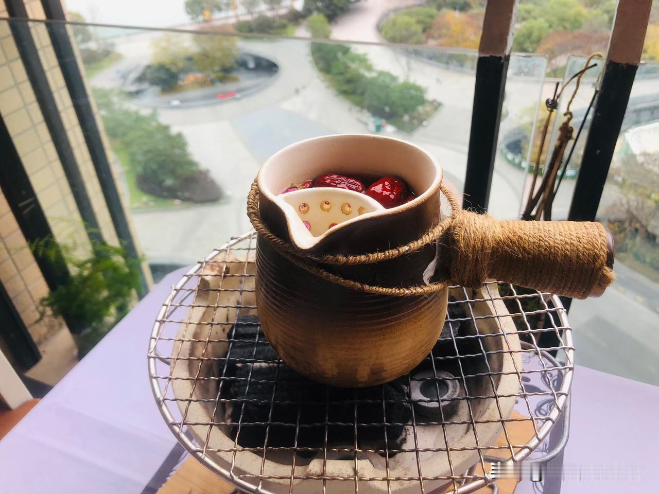 冬季围炉煮茶最近超火，抖音话题已有72亿次播放。那红泥小火炉、炭火与茶的搭配，松