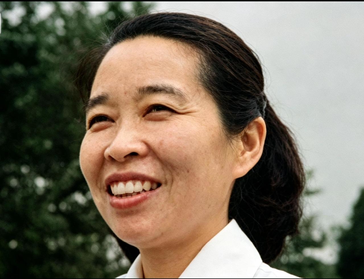 丈夫是革命烈士，她是长征三十名女兵之一，49岁去世，三位上将扶灵，几十位将军相送