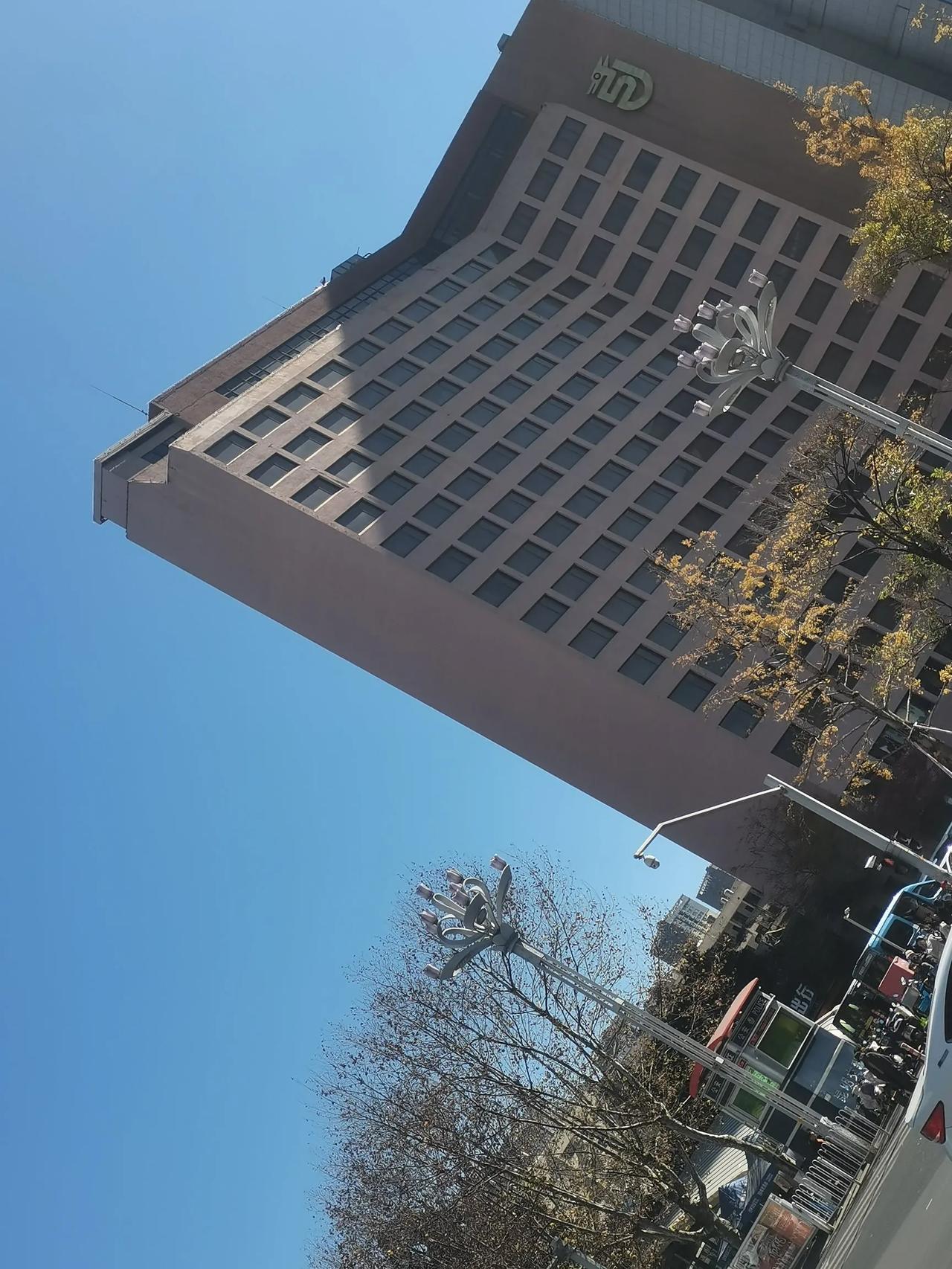 位于昆明北京路与环城南路上的这个叫金龙饭店的大楼。空了好几年了，也不营业，也不拆