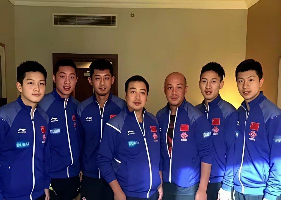 仔细看，六位世界冠军中，最阳光俊逸的就是樊振东；其次是身高修伟的马龙；一直觉得张