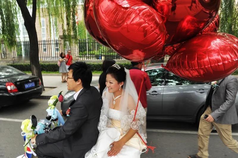 出上联：新壶装老酒，
对下联：旧炕睡新人。