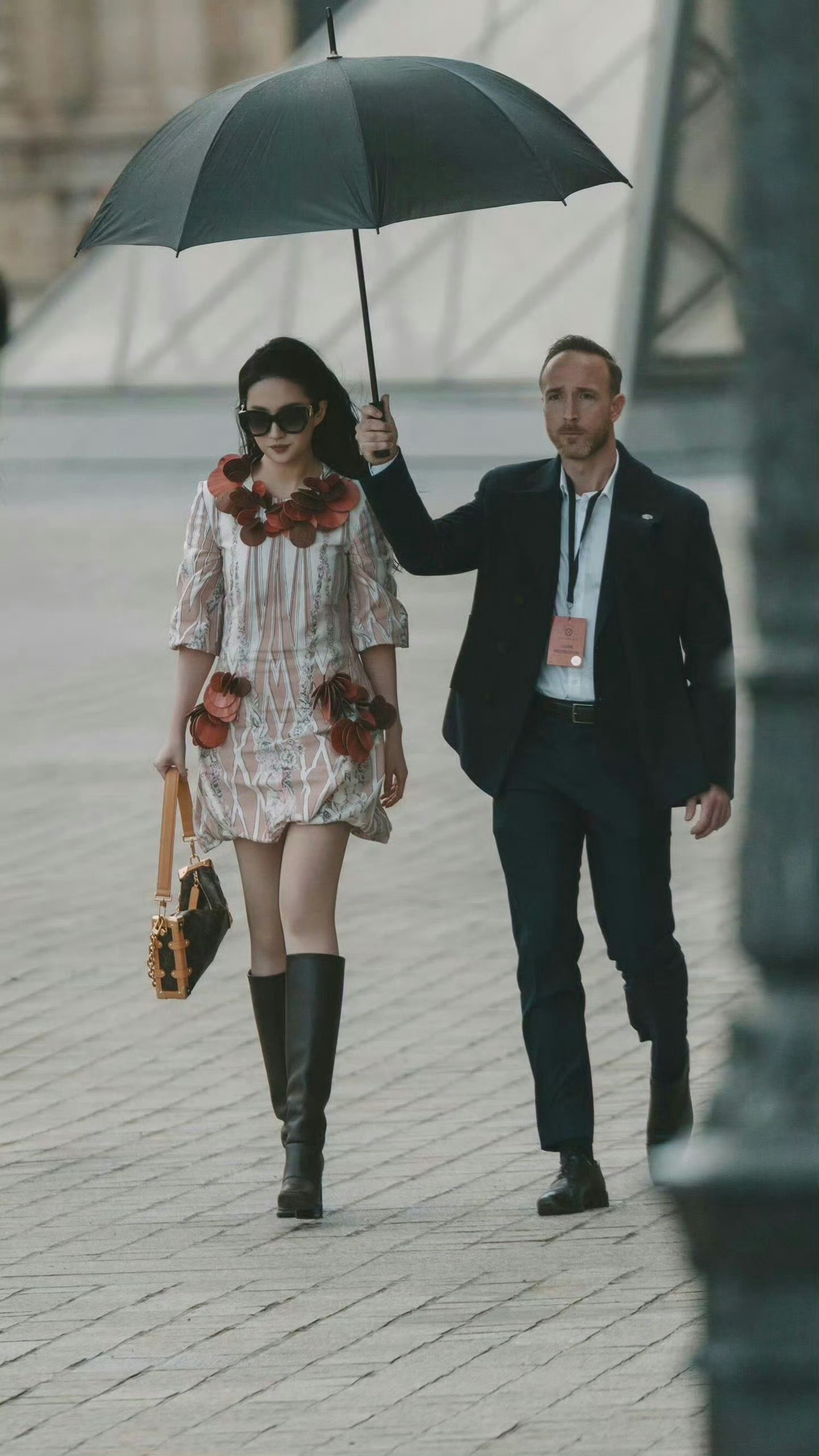 刘亦菲撑伞神图神仙姐姐的每一张图都是壁纸级别啊！这氛围感绝了