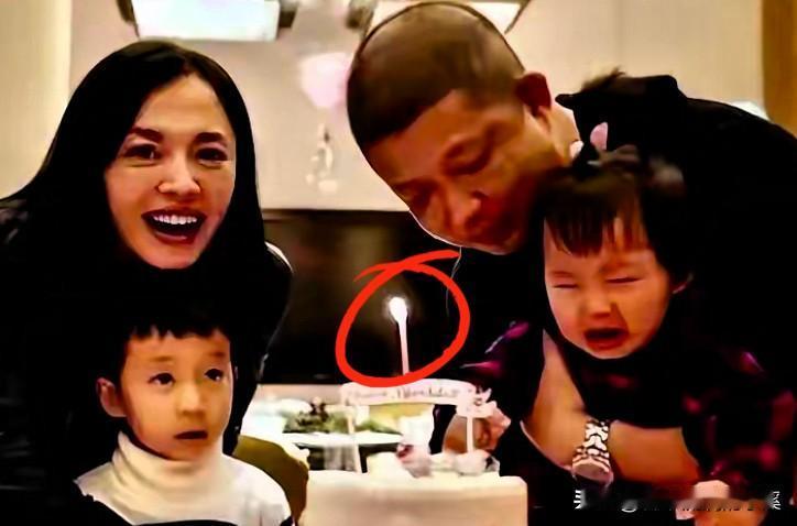 姚晨突然官宣离婚！
藏了好几年才说，全程没撕逼没闹剧，
平静得不像话。两个孩子被