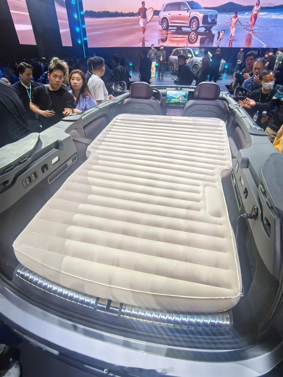 之前棚拍同事去的，今天预售发布来看看车，又是一台很卷的8系SUV，对手，我觉得是