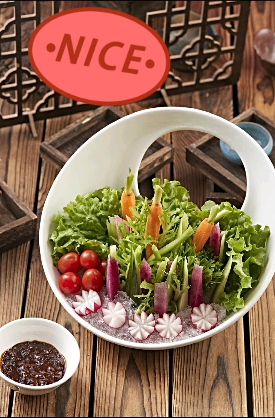 东北蘸酱菜真就是懒人福音，做法简单到没朋友！夏天去早市挑点新鲜青菜，旱黄瓜脆生生