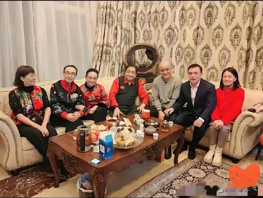 刷到加州豪宅里那段视频，

我刚喝进去的普洱差点喷出来。

姜大艺术家领衔，一群