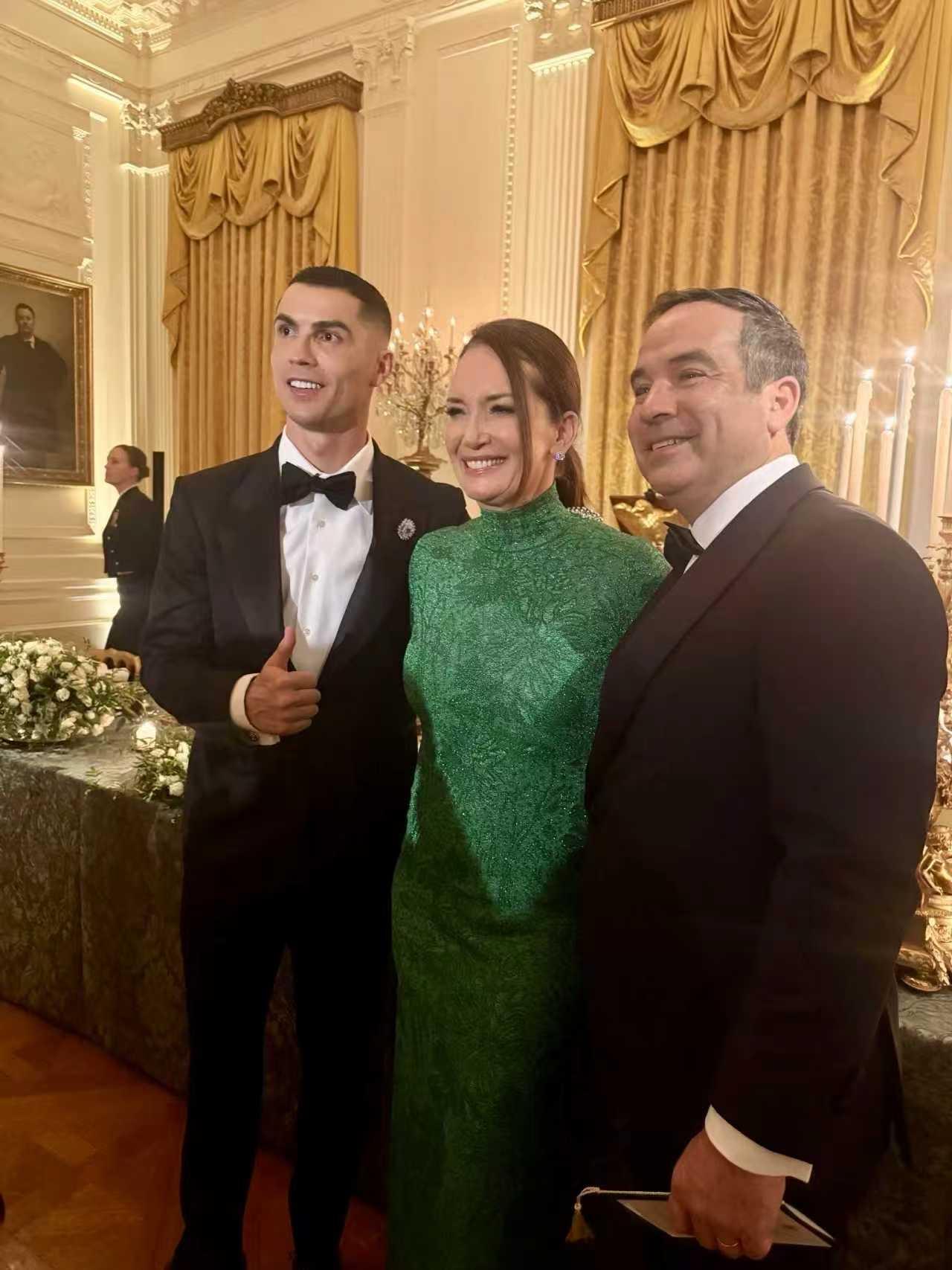 美国农业部长罗林斯在白宫晚宴上与C罗合影