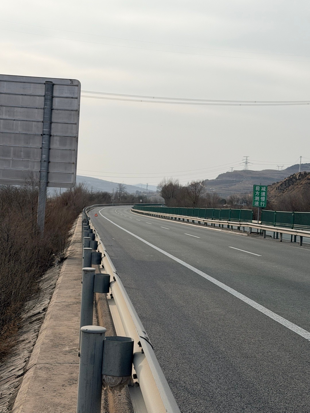 高速我们遇到了扎胎考验团队配合了日系车有备胎我们新能源断后负责警示保护三脚架重要