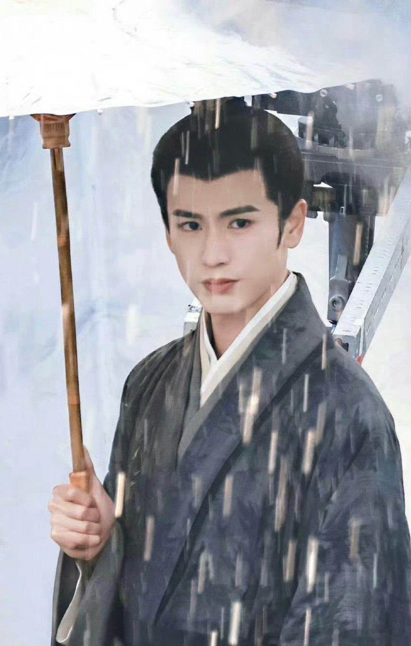 #张凌赫[超话]##张凌赫有自己的撑伞美学#真的太喜欢这样的一个伞了，而且对于我