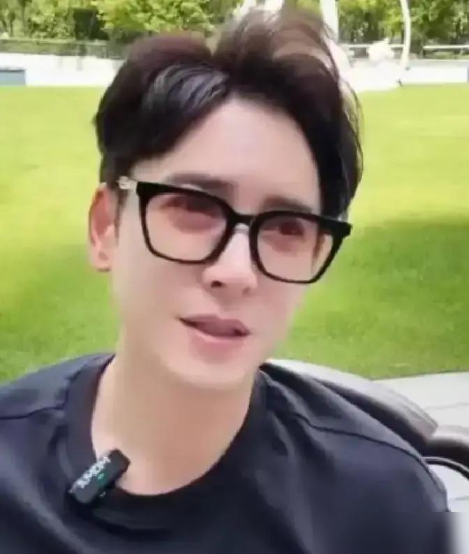 韩栋当年一集戏赚30万，够还13个月房贷。

说真的，这哪是娱乐圈独有的事啊，咱