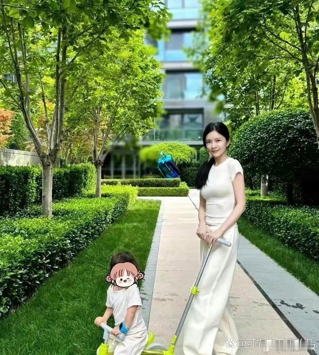 杜淳的老婆生了娃以后身材还是那么漂亮，不像我们普通人身材变形，也没空打扮自己了。