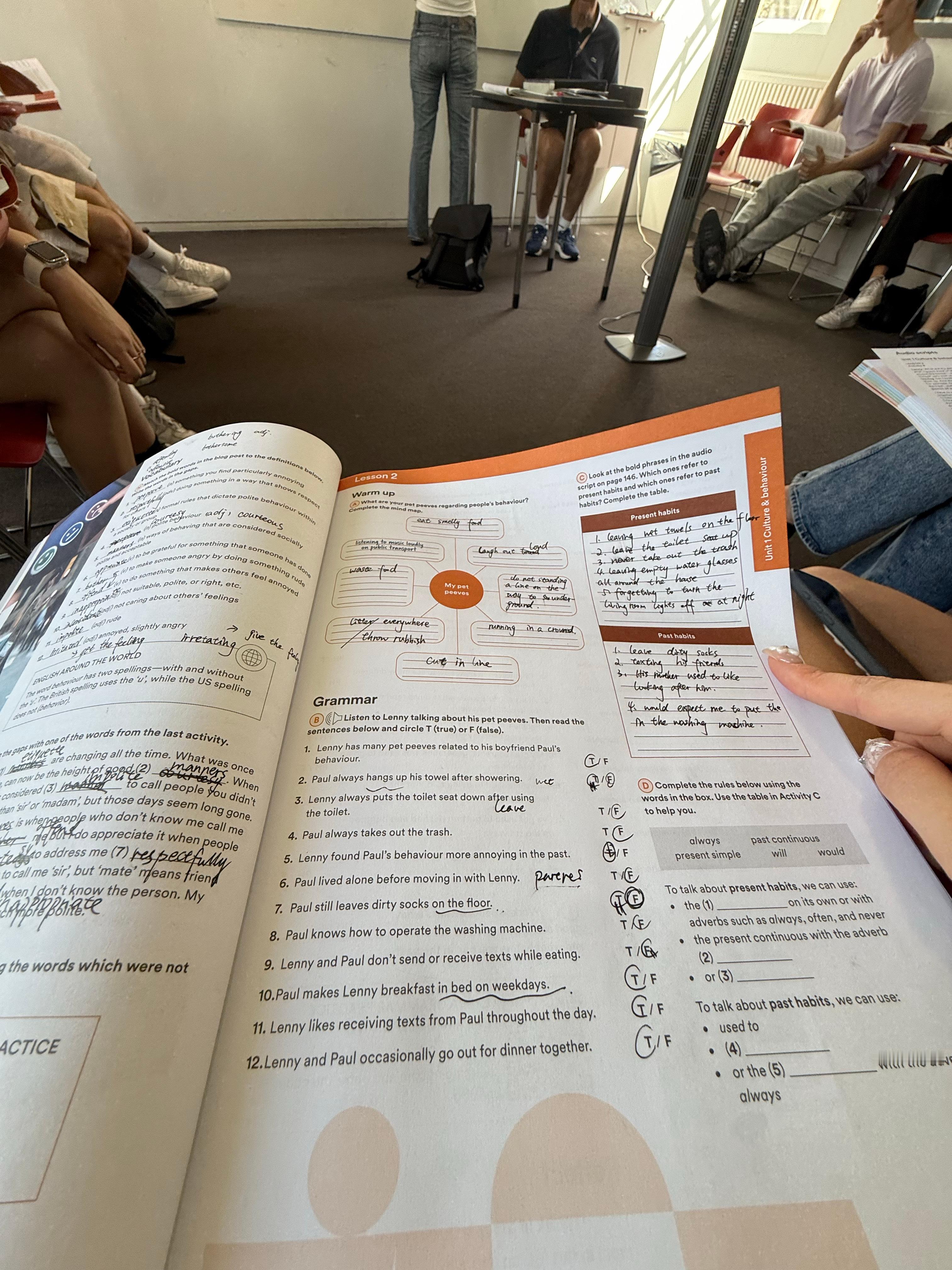 度过了如火如荼的三天 仿佛回到了高中上学的日子今天终于去申请降班了..哈哈 