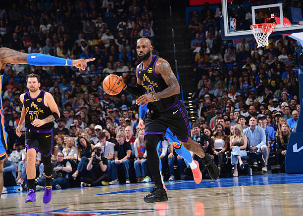 詹姆斯被问及今晚的惨败，是否会影响球队凝聚力时：“不会，什么都不会动摇。我们依然