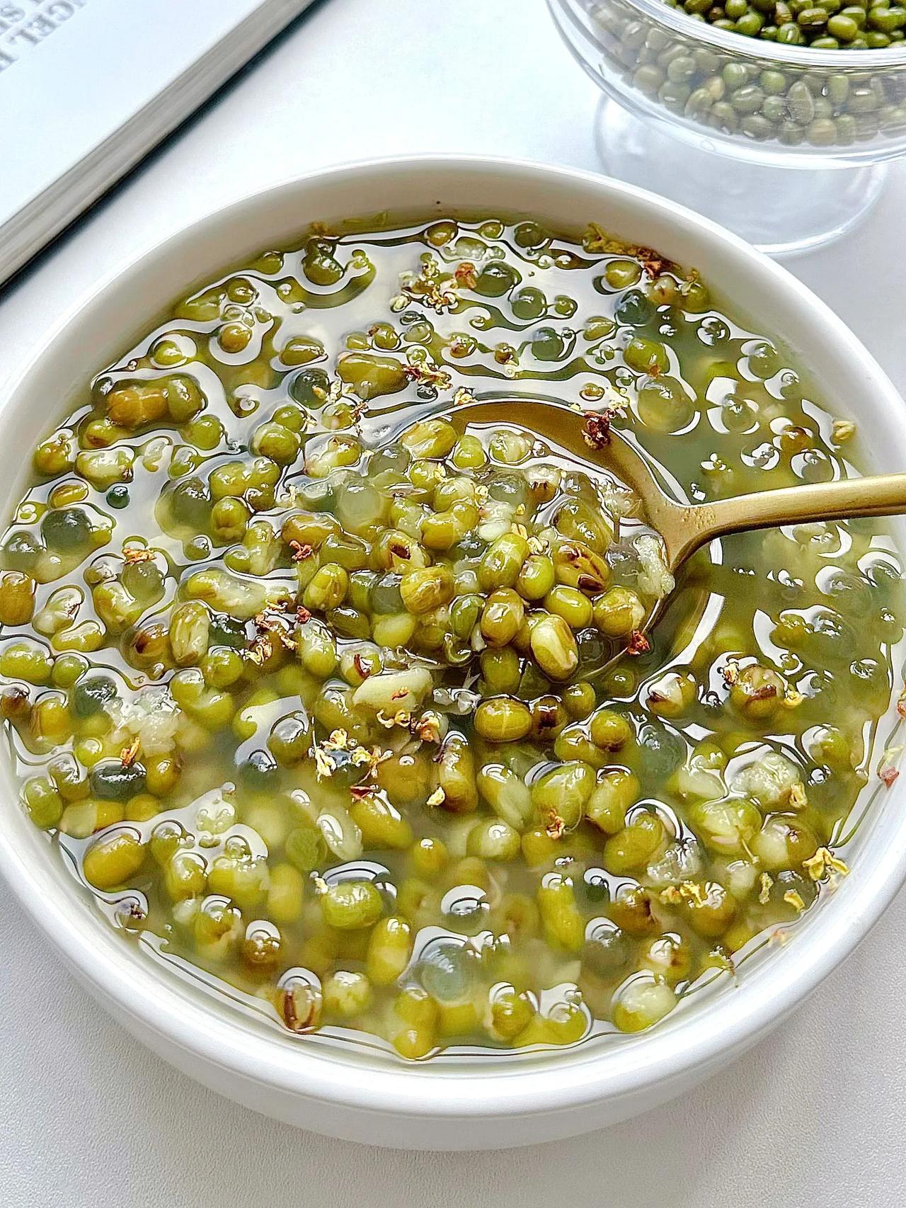 女孩子夏天要多吃绿豆!这样做的绿豆西米露比奶茶还好喝!
做法：
1、绿豆提前浸泡