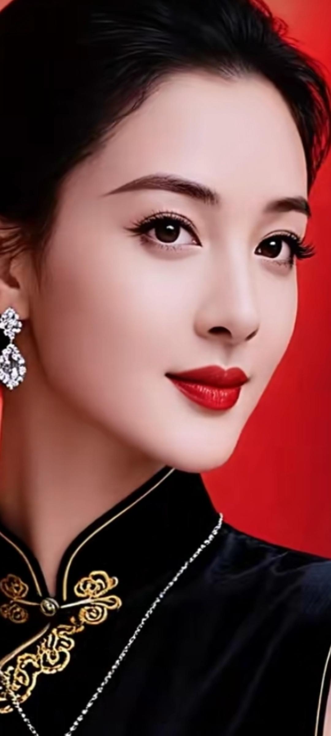 优雅红唇，黑金相间，闪耀耳环，尽显东方魅力