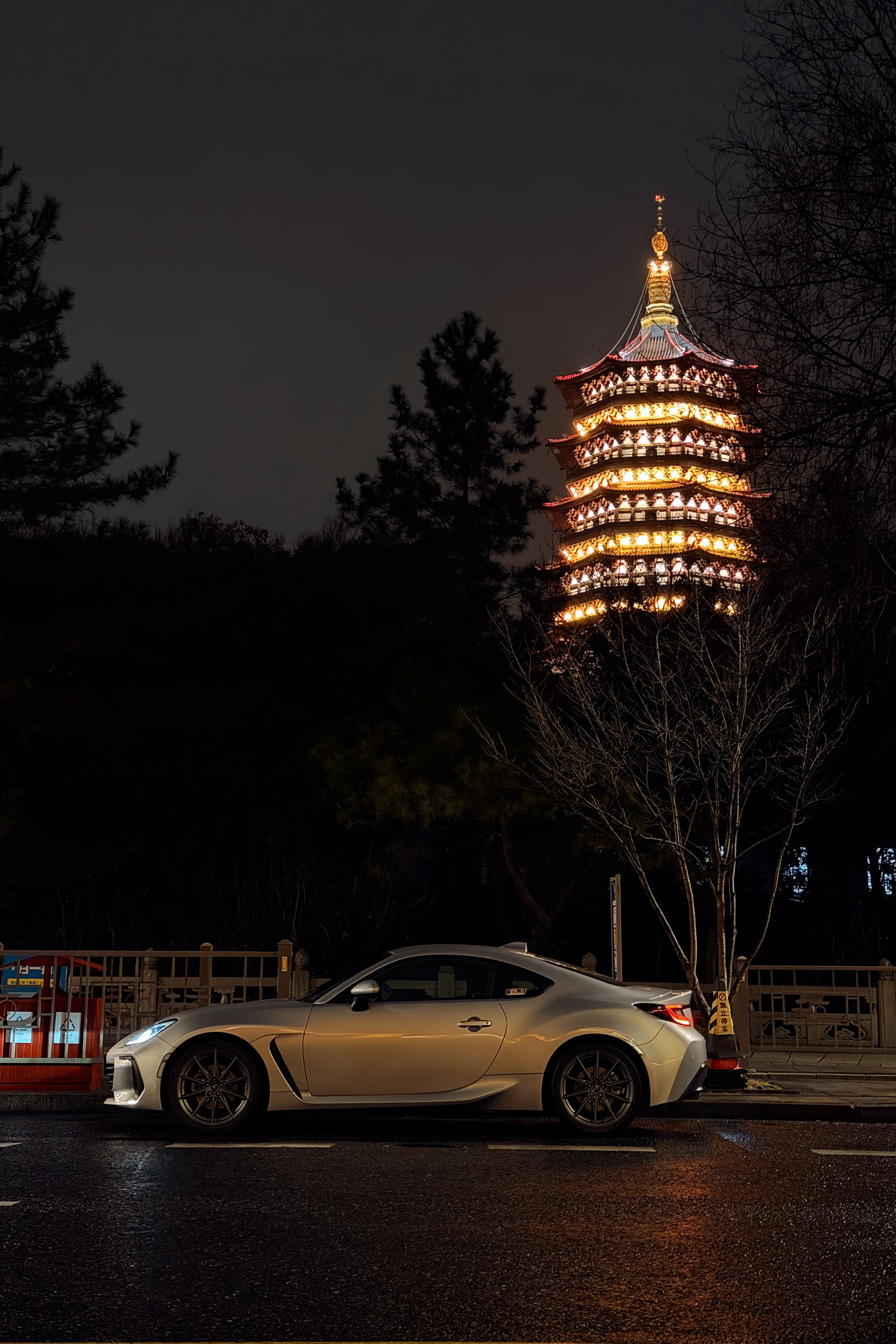 滴！雨天西湖边好冷清，忘记还是陈年Cup2胎，有点滑… 栗子的brz