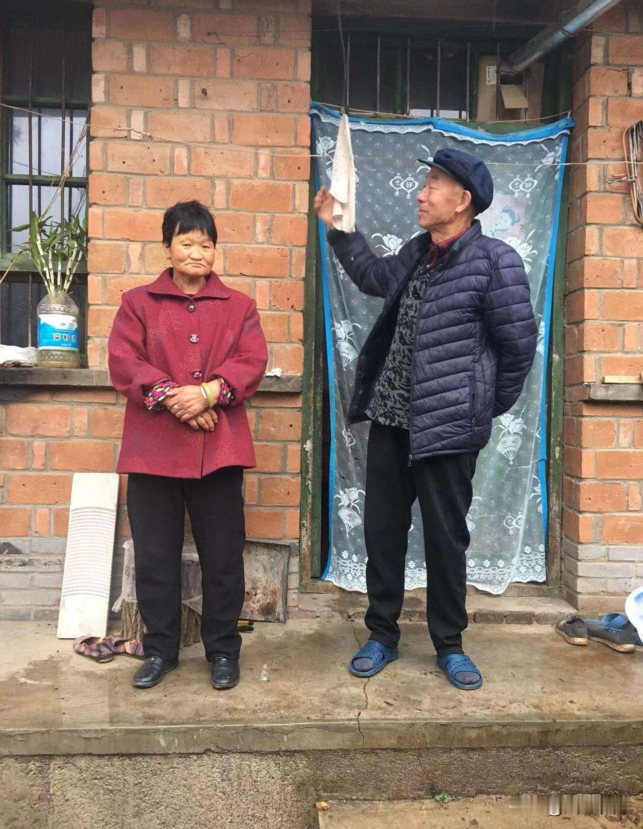 80岁的外公外婆还在下地种田，很多城里亲戚笑他们“劳碌命”。可十一回老家，我才看