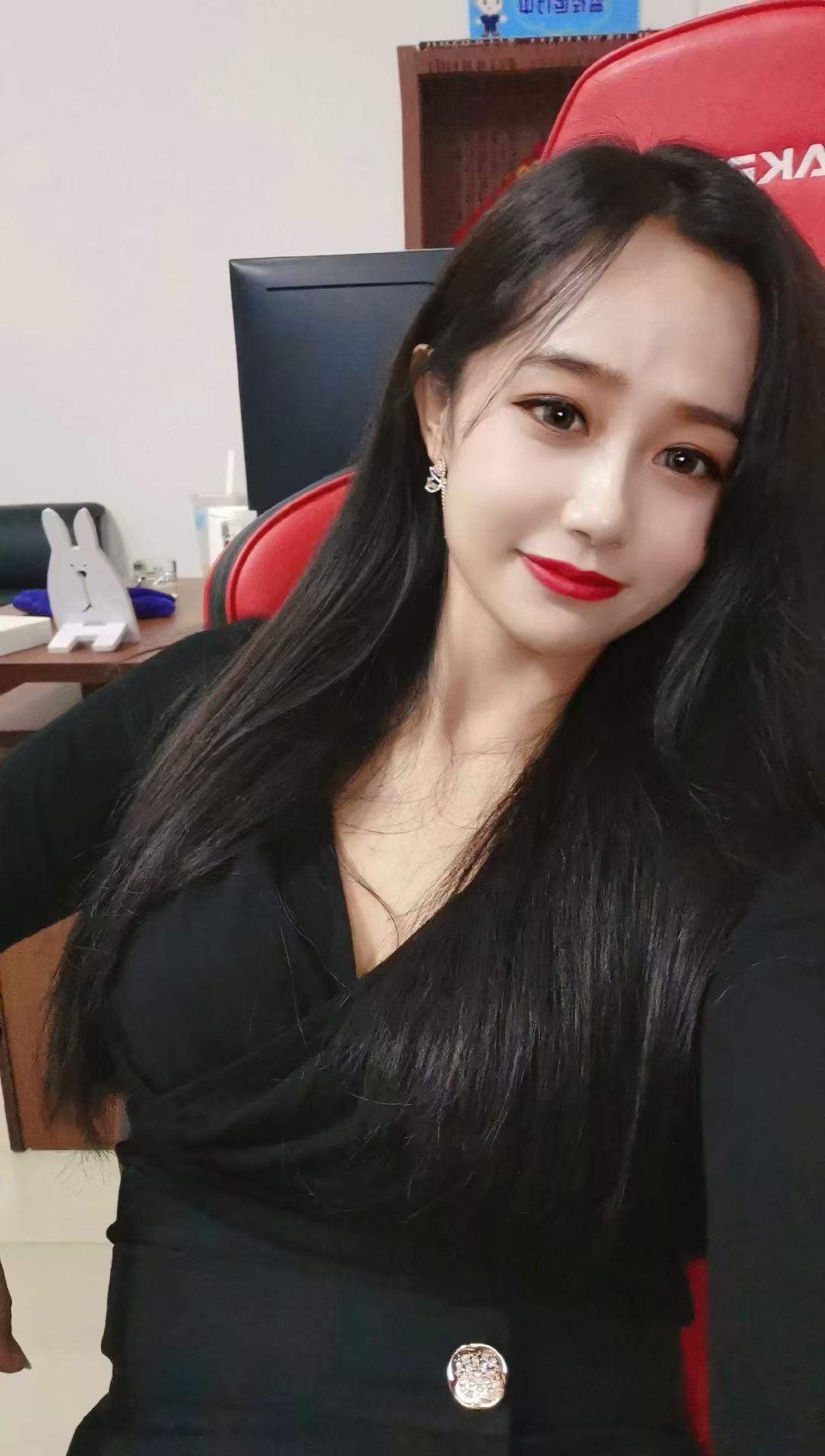 我和公司一女同事平时关系不错。今天午休，我嘴欠，逗她：“抱你一下，给你200，干
