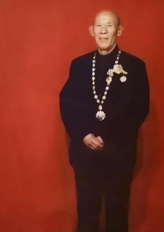 1990年，东北一大爷得知儿子当兵被拒，他为儿子来到军营，拿着小学课本，对部队首