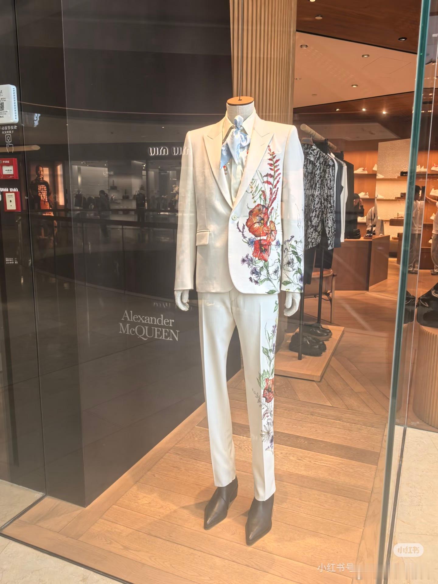 我说怎么这么似曾相识呢原来肖战北京春晚穿过！这套衣服 视帝穿真的帅！ 