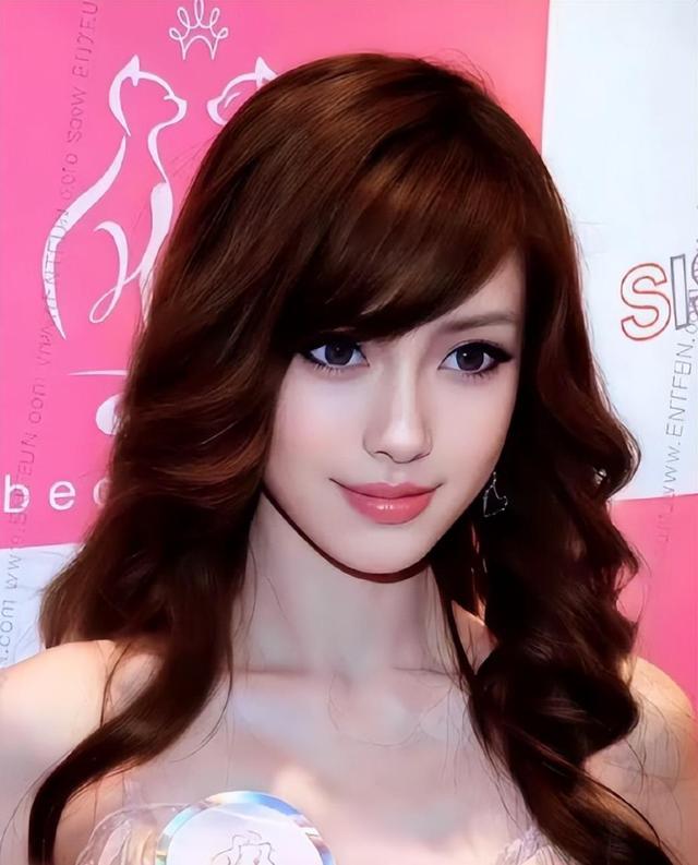 杨颖为什么不急着再婚？不是没人追，而是她已经不需要靠婚姻证明自己。杨颖不再婚，最