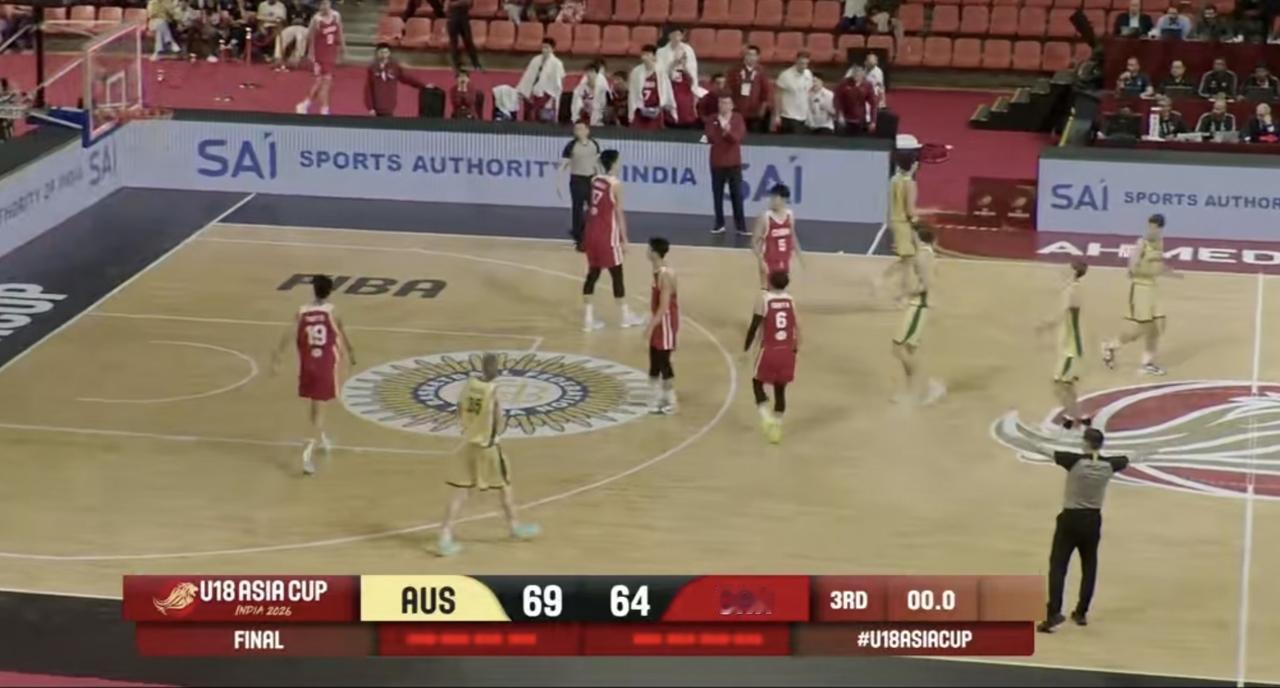 U18男篮亚洲杯半决赛，中国U18三节战罢64-69落后澳大利亚5分，比赛过程堪