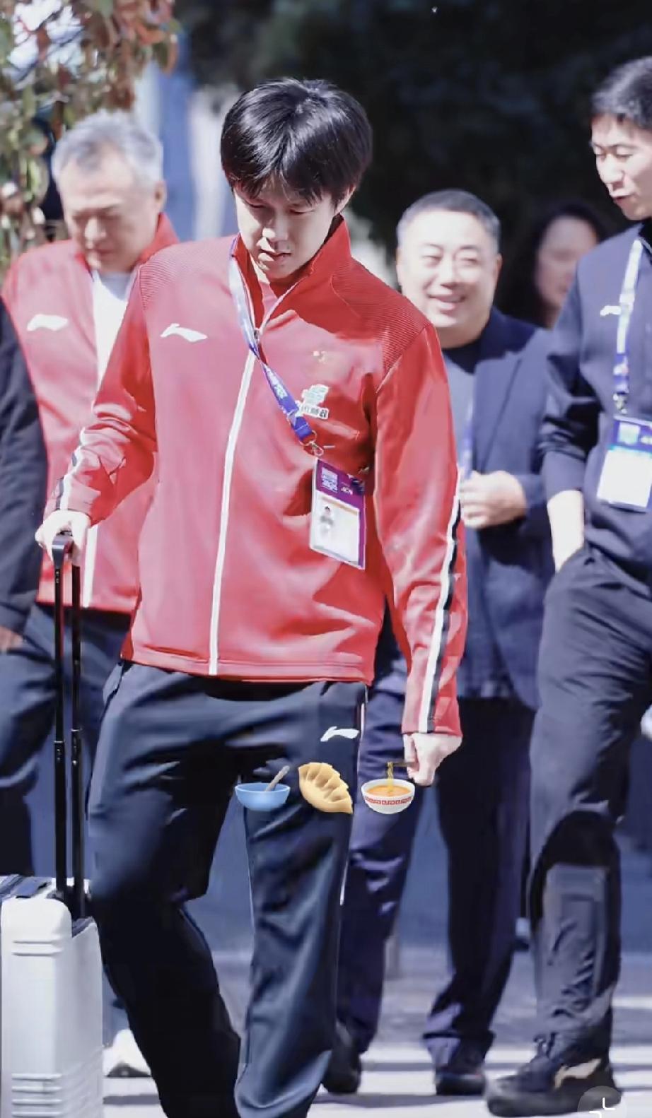 伦敦团体世乒赛国乒开赛前最后一个训练日！上午训练结束后，王楚钦返回酒店，重要人物