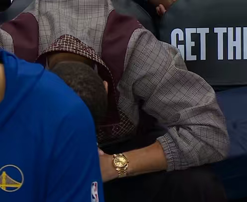 库里低头给穆迪祈祷🙏 