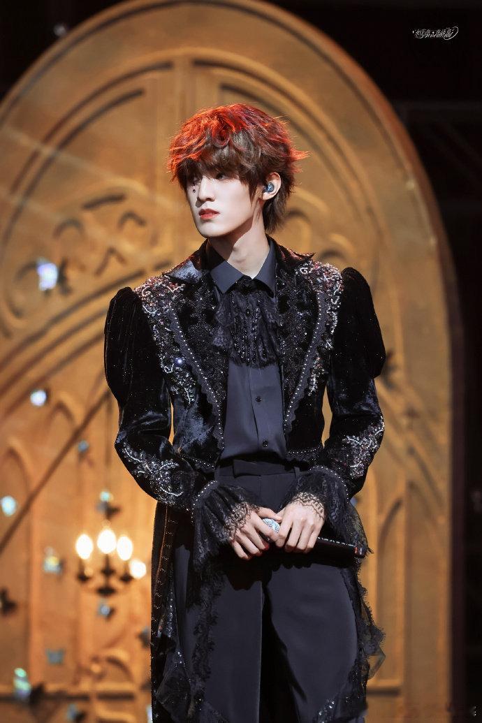 张泽禹穿衣显瘦脱衣有肉 谁能想到张泽禹这么有料，平时穿着衣服完全看不出来，一露肉