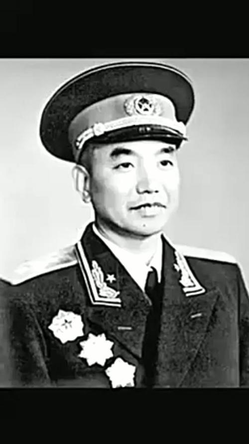 1931年，萧克看到一个俘虏后大惊失色，急忙对看守说：“他已经被俘，可以不用再捆