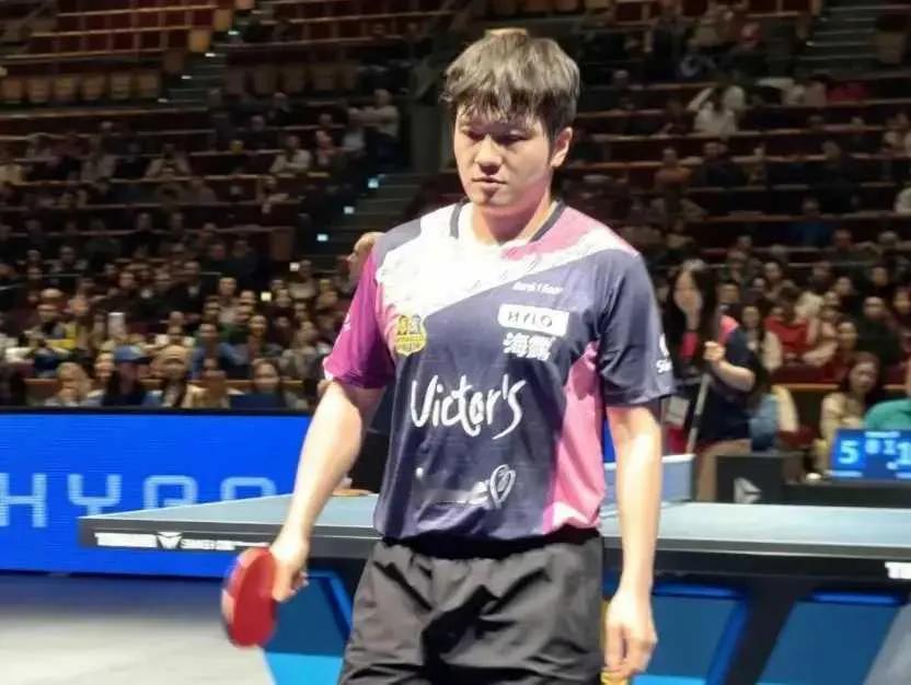 北京时间12月20日，樊振东代表德国萨尔布吕肯俱乐部出战欧冠16强赛次回合，奥运