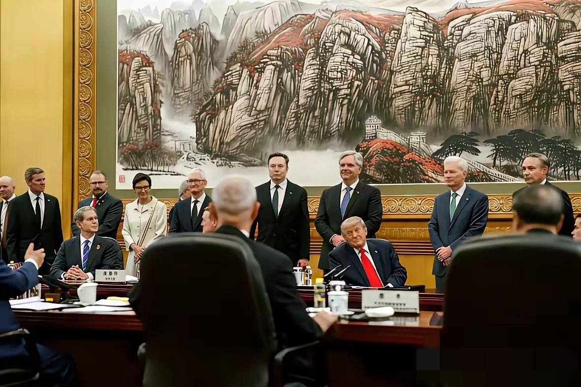 看下美国高官和商界大佬们的这张照片，他们表现的和平常很不一样，因为没有平时对待别