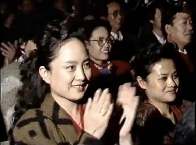 这张张金玲应该不会错吧，在观看李秀明演唱会，那年张金玲已经四十岁了，看着好年轻