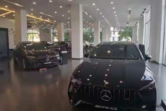 浙江义乌，男子花了60万元买辆奔驰车，提到车了，店员却不给上牌，说要等一个月才能