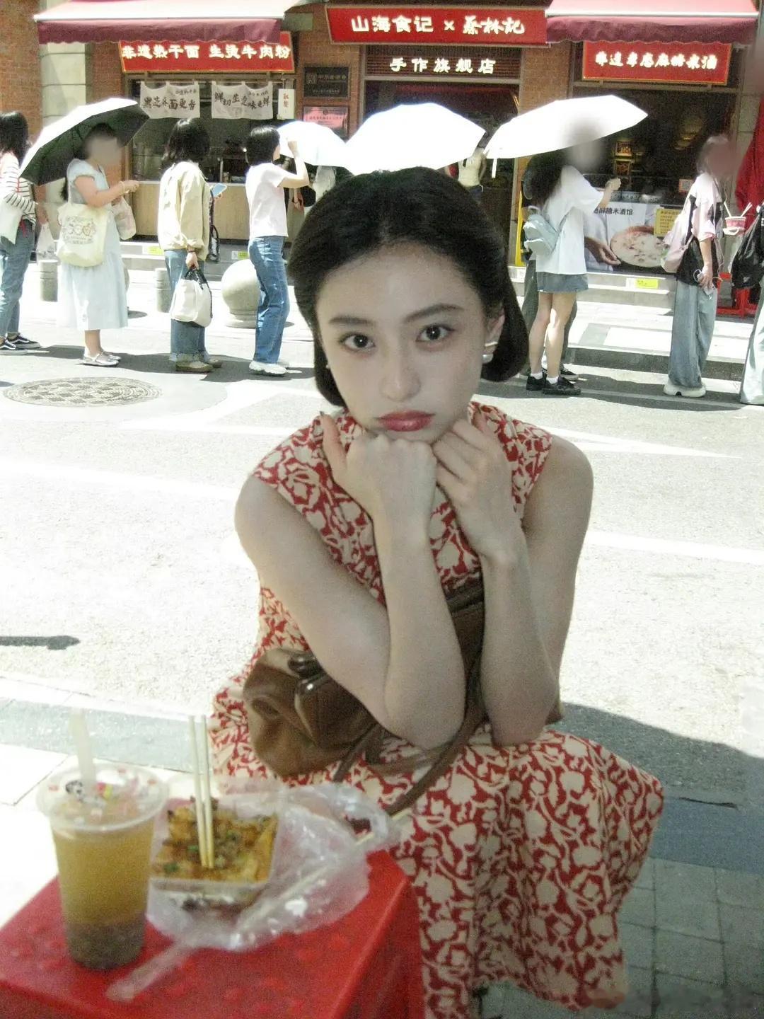 我觉得胡连馨真的很美，而且好像金智媛，第一次认识她就记住她的脸了 ​​​