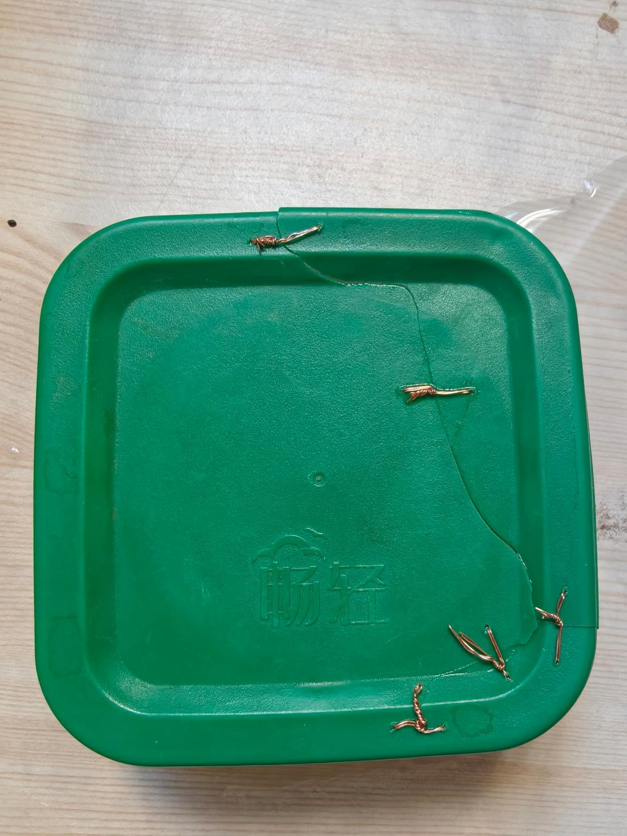 你家老人也这样么？
老人家的节俭总是这么朴实无华，饭盒盖子烂了直接铜丝补上

我