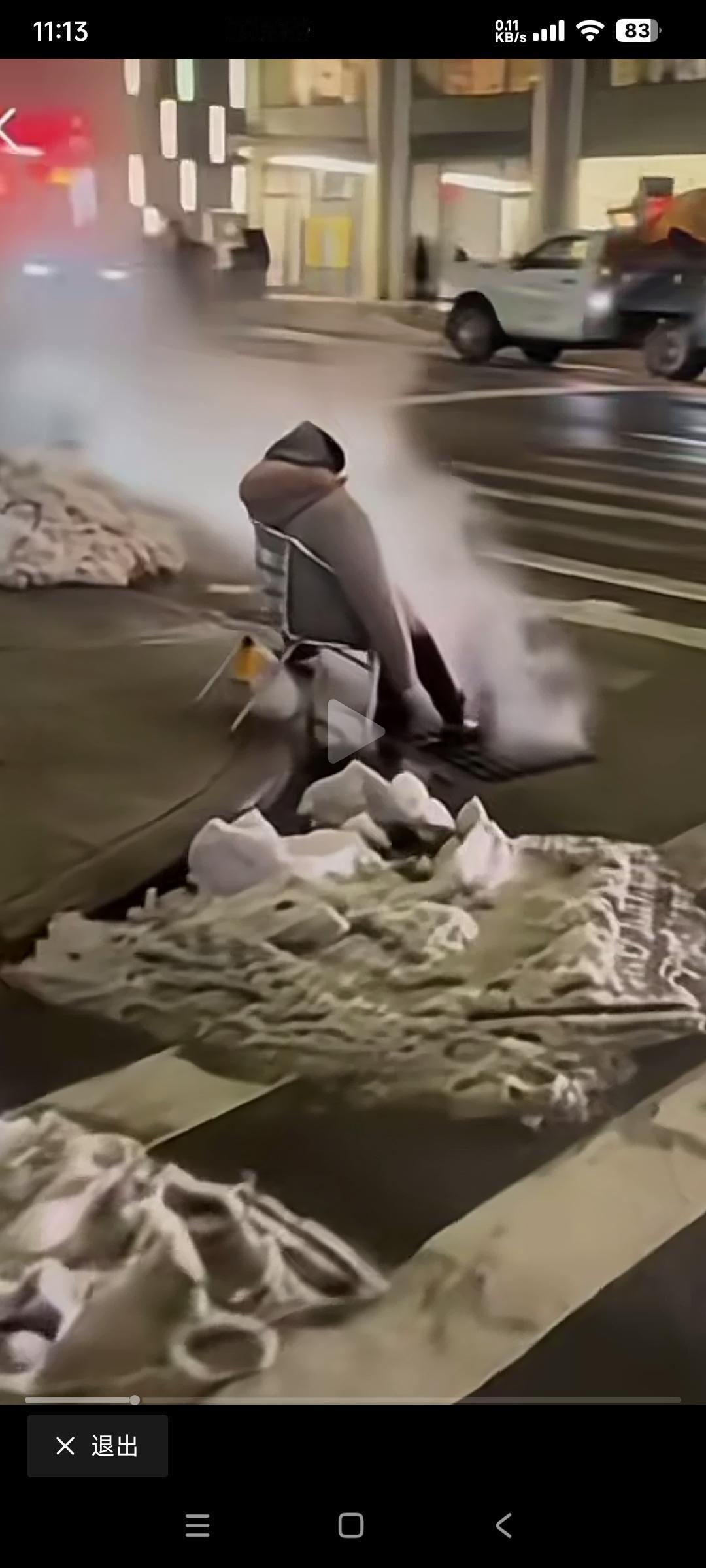 美国的冬天很寒冷，无家可归的流浪汉为了让自己不被冻死，只能在暖气的通风口取暖！