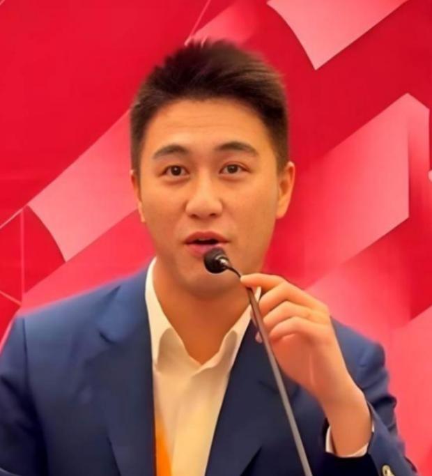 美国的关税打压之时，中国出现了一位厉害人物！他就是29岁的香港青年，赌王之子何猷