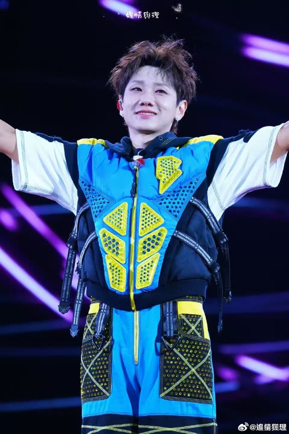 汪苏泷世巡纽约场上座率 看到纽约场的现场图，满场荧光棒挥舞的画面确实震撼。从东海